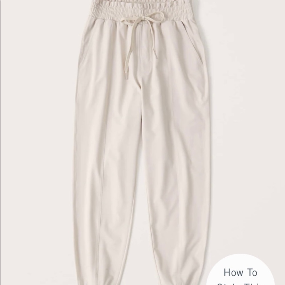 Abercrombie Women’s traveler joggers size M